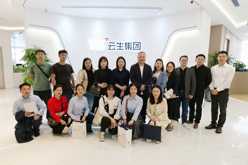 武汉人力资源服务协会秘书长黄春红一行莅临304am永利集团官网集团走访交流