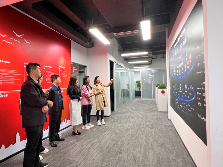 昆明市呈贡区人社局副局长一行莅临304am永利集团官网集团四川公司考察调研