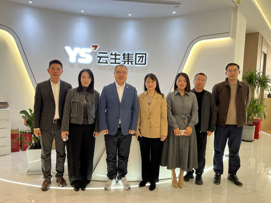 无锡市梁溪区人社局副局长周霞一行领导莅临304am永利集团官网集团调研走访